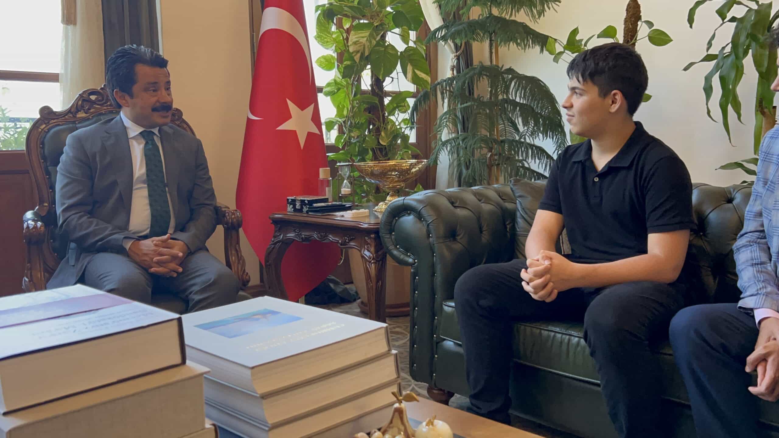 KAYMAKAM DEMİRYÜREK, LGS BİRİNCİSİ KÖKER'E HEDİYESİNİ VERDİ