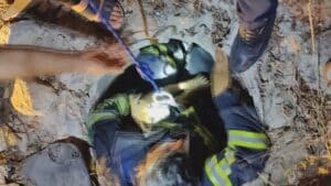 5 METRELİK KUYUDA GERÇEKLEŞTİRİLEN ZORLU KURTARMA OPERASYONU KAMERADA KUYUYA DÜŞEN KÖPEK, EKİPLERCE KURTARILDI