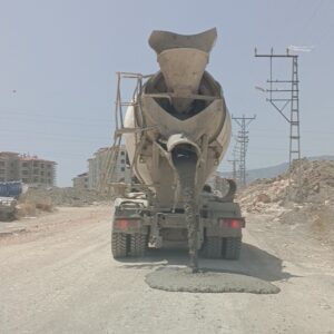 MİKSERİN YOLA BETON DÖKTÜĞÜ ANLAR KAMERADA VATANDAŞ DİYAR DOĞRU: "BU BETON KURUDUKTAN SONRA ARABALARA CİDDİ ZARARLAR VERİYOR"