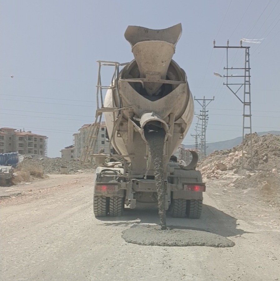 MİKSERİN YOLA BETON DÖKTÜĞÜ ANLAR KAMERADA VATANDAŞ DİYAR DOĞRU: "BU BETON KURUDUKTAN SONRA ARABALARA CİDDİ ZARARLAR VERİYOR"