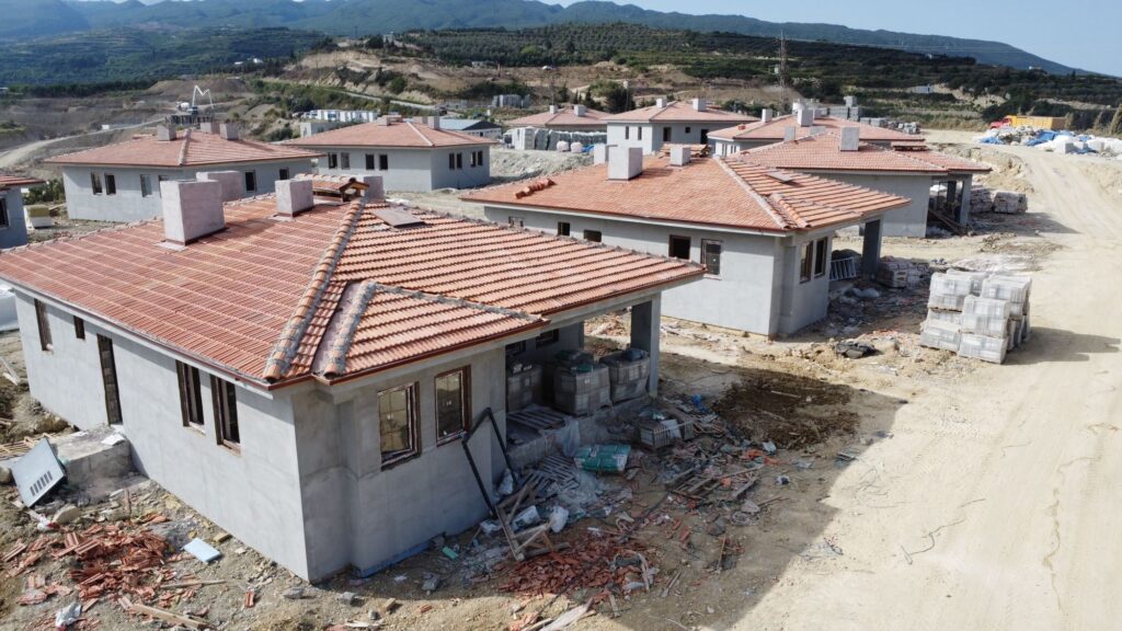 Depremin yaralarının sarıldığı Samandağ’da köy evleri kendine hayran bırakıyor