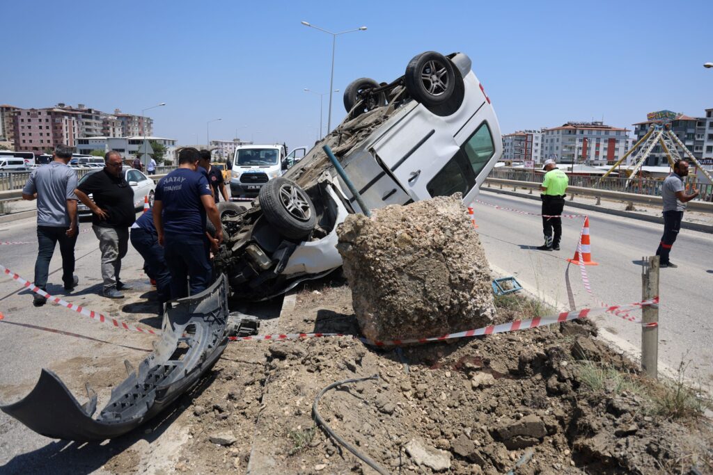 Aydınlatma direğine çarpan araç ters döndü