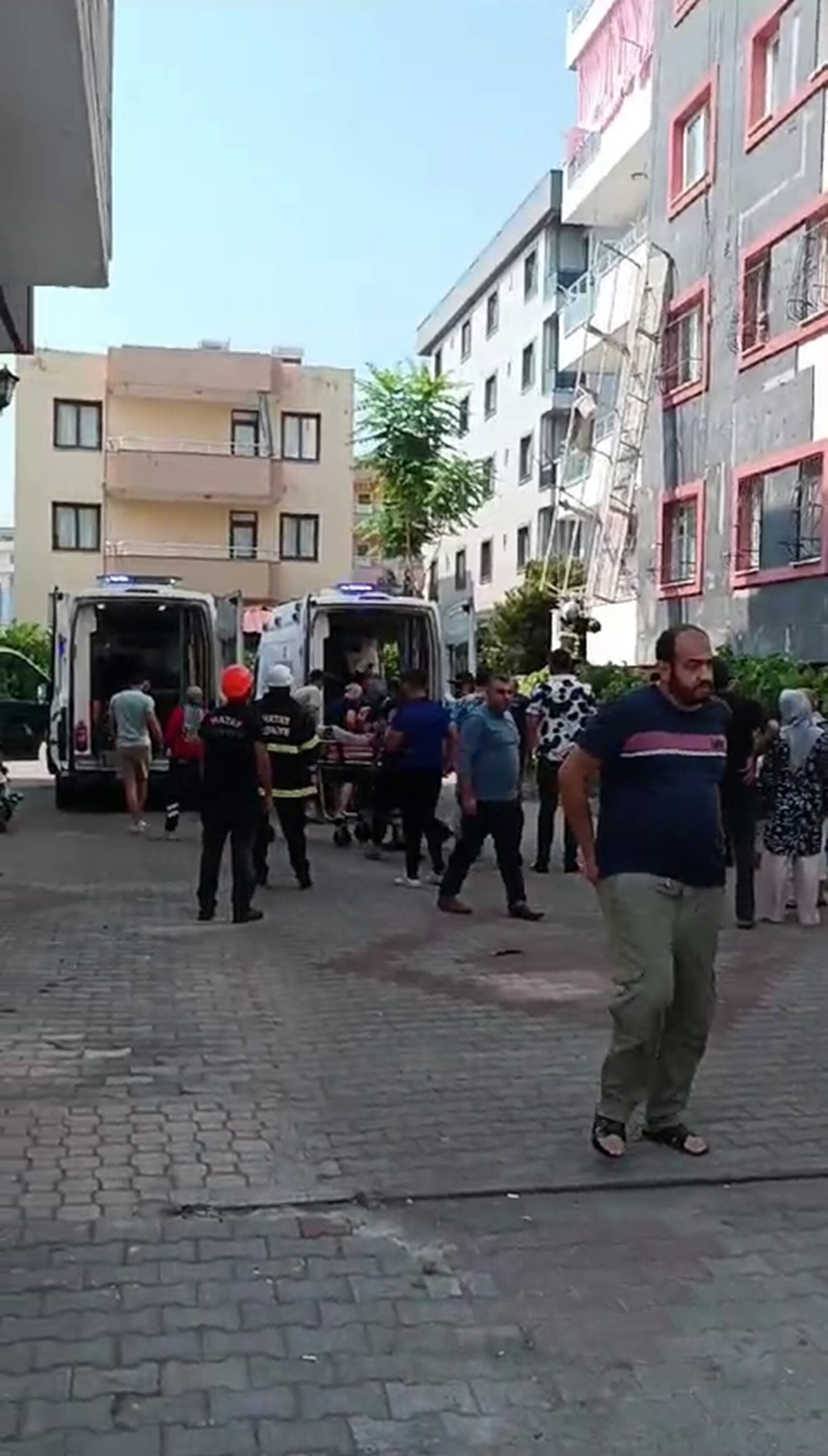 HALATI KOPAN İSKELEDEN DÜŞEN 2 İŞÇİ YARALANDI