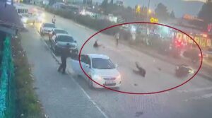 MOTOSİKLETİN ÇARPTIĞI 2 YAYAYI HAVAYA UÇURDUĞU ANLAR KAMERADA