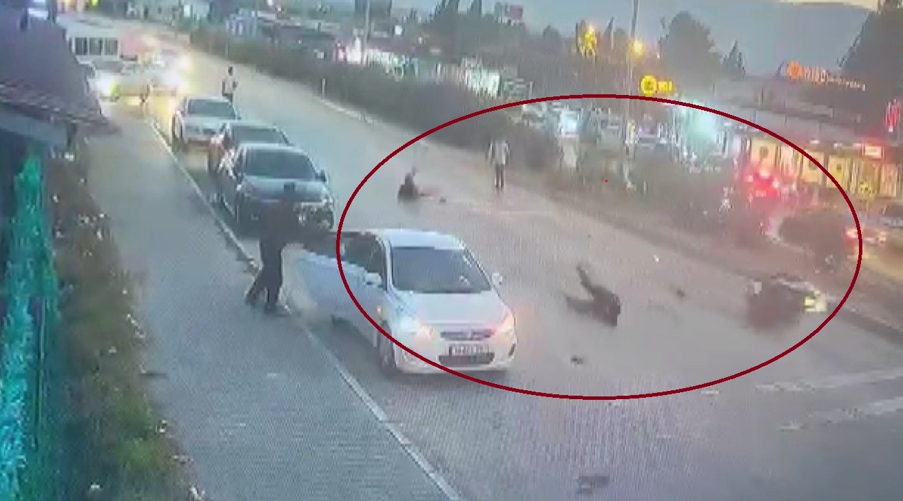 MOTOSİKLETİN ÇARPTIĞI 2 YAYAYI HAVAYA UÇURDUĞU ANLAR KAMERADA