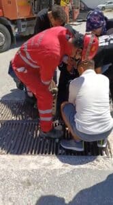 MAZGALA AYAĞI SIKIŞAN ZİHİNSEL ENGELLİ KİŞİNİN YARDIMINA İTFAİYE EKİPLERİ YETİŞTİ VATANDAŞ OKAN DİNÇ: "İNSANLAR BURADAN GEÇERKEN BİRAZ DİKKAT ETSİNLER"