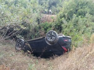 UÇURUMDAN UÇAN OTOMOBİLDEKİ 2'Sİ ÇOCUK 3 KİŞİ YARALANDI