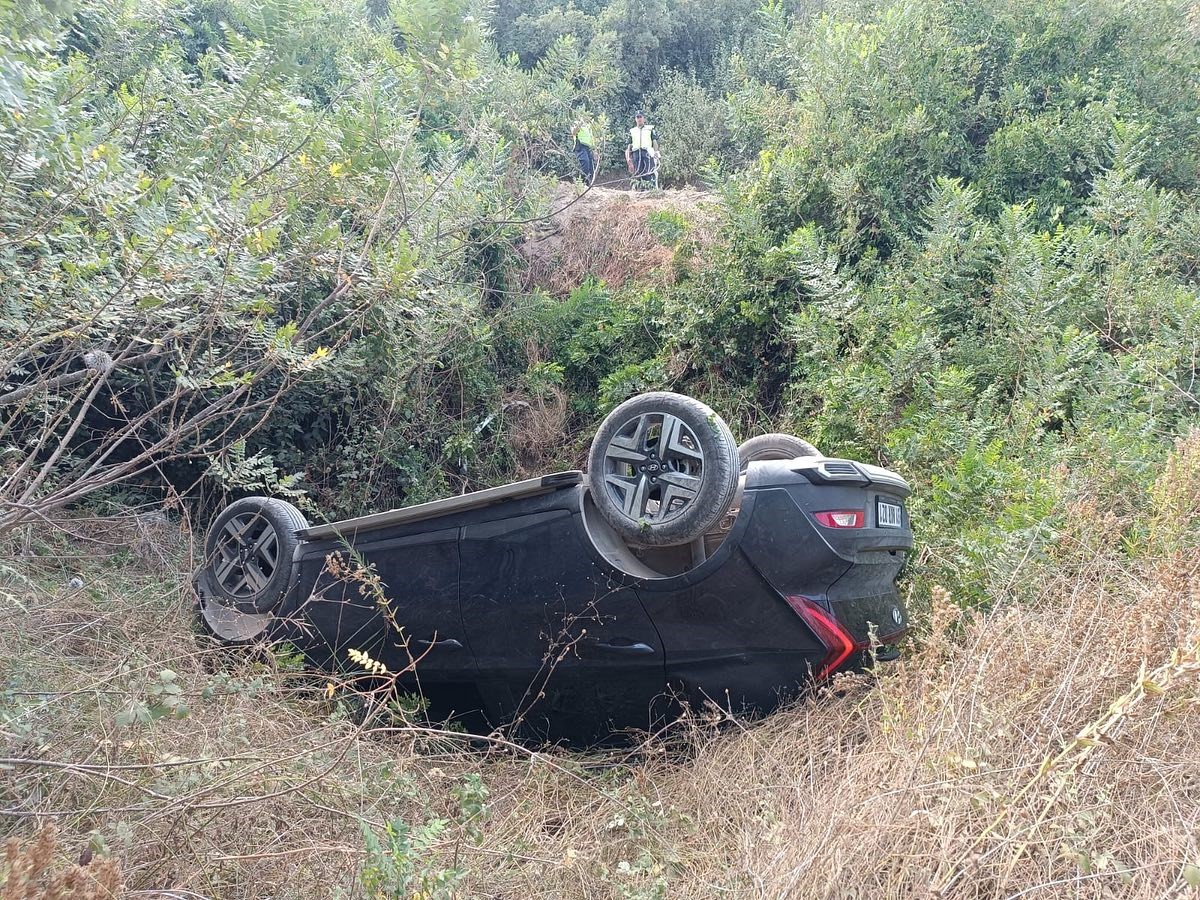 UÇURUMDAN UÇAN OTOMOBİLDEKİ 2'Sİ ÇOCUK 3 KİŞİ YARALANDI