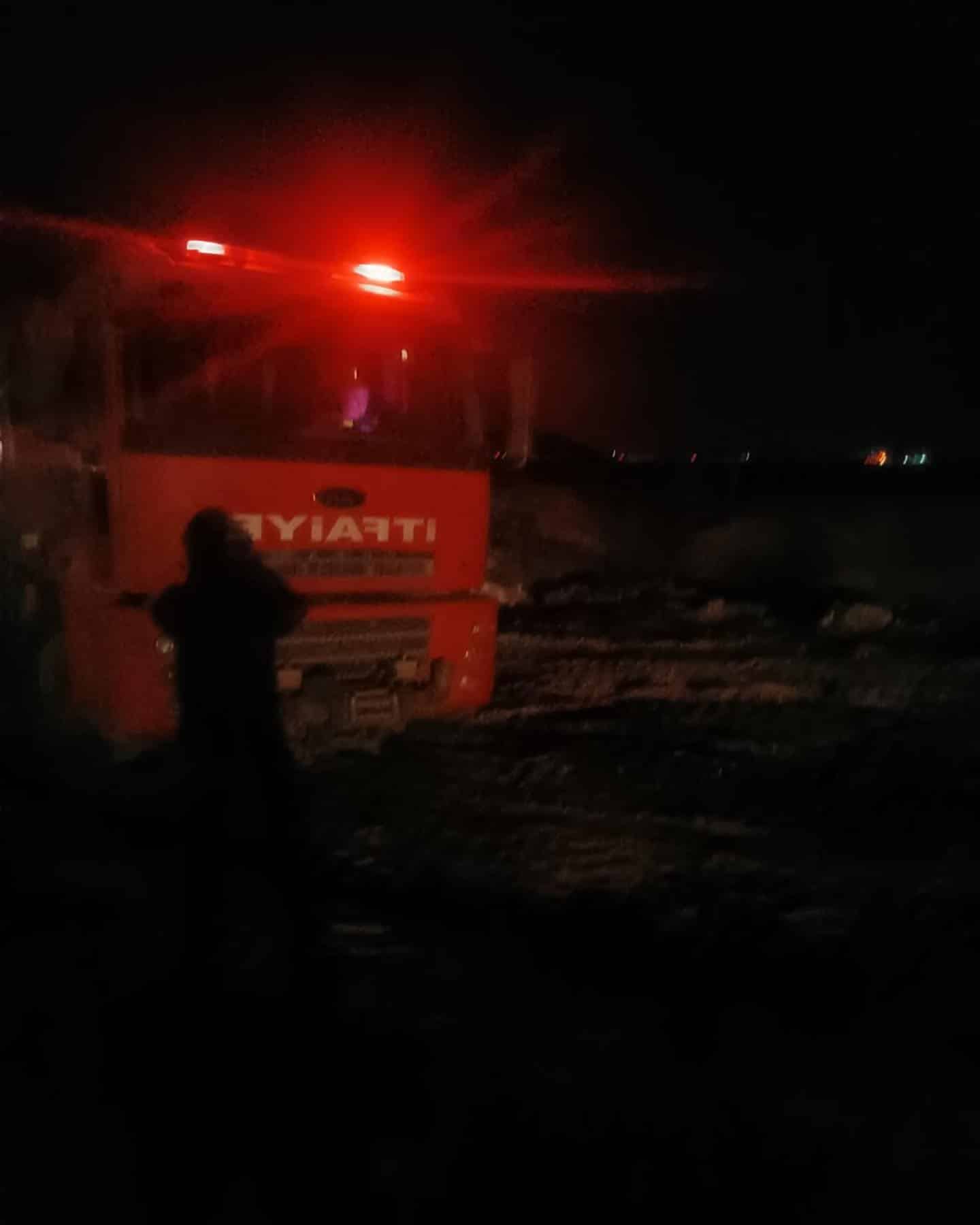 REYHANLI'DA İŞ MAKİNESİNİN YARDIMIYLA ÇÖPLÜK YANGINI SÖNDÜRÜLDÜ