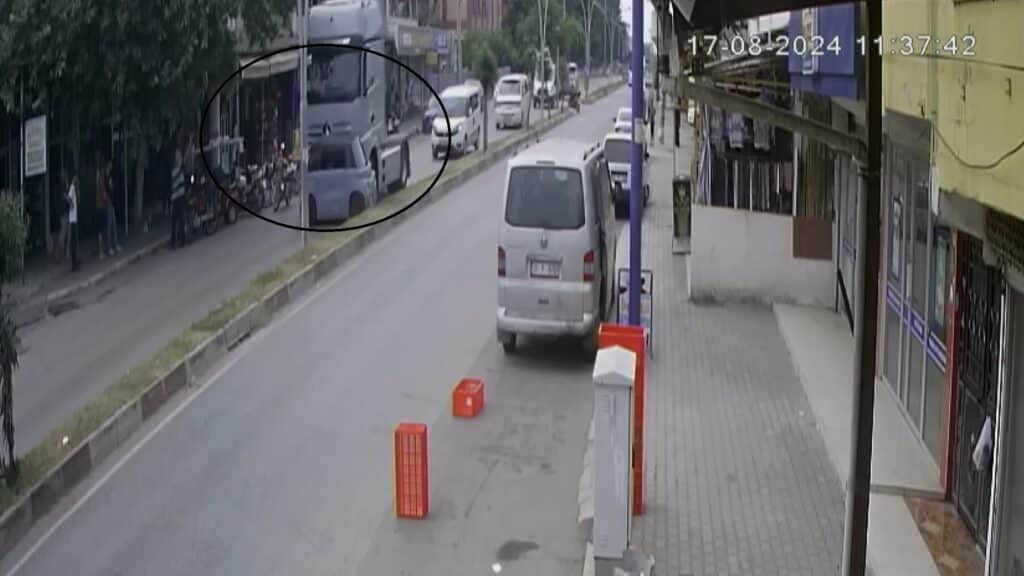 Tır mini aracı oyuncak araba gibi önüne almıştı, araç sürücüsü panik dolu saniyeler içerisinde 30 metre sürüklendi