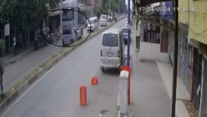 TIR MİNİ ARACI OYUNCAK ARABA GİBİ ÖNÜNE ALMIŞTI, ARAÇ SÜRÜCÜSÜ PANİK DOLU SANİYELER İÇERİSİNDE 30 METRE SÜRÜKLENDİ ARAÇ SÜRÜCÜSÜ AZAD ŞAHİN, "KARŞI MAĞAZALARI İZLEYECEK ŞEKİLDE BENİ 30 METRE KADAR İTTİREREK, SÜRÜKLEDİ"