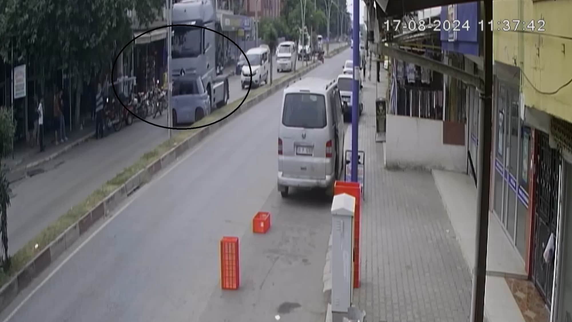 TIR MİNİ ARACI OYUNCAK ARABA GİBİ ÖNÜNE ALMIŞTI, ARAÇ SÜRÜCÜSÜ PANİK DOLU SANİYELER İÇERİSİNDE 30 METRE SÜRÜKLENDİ ARAÇ SÜRÜCÜSÜ AZAD ŞAHİN, "KARŞI MAĞAZALARI İZLEYECEK ŞEKİLDE BENİ 30 METRE KADAR İTTİREREK, SÜRÜKLEDİ"