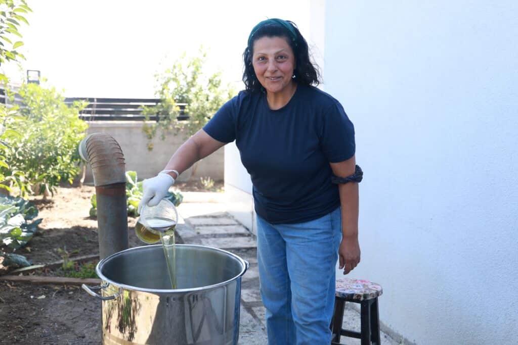 Depremin azmini yıkamadığı kadın evinin bahçesinde ürettiği sabunları satarak gelir elde ediyor