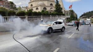 SEYİR HALİNDEKİ CİPİN MOTOR KISMI ALEV ALDI
