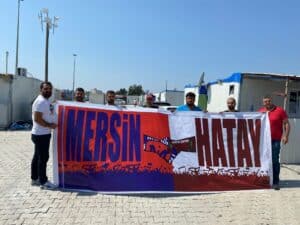 HATAY'DA TARAFTARLAR DEPREMZEDE ÇOCUKLARA KIRTASİYE MALZEMESİ DAĞITI