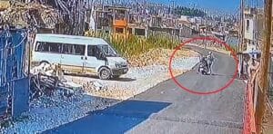 MOTOSİKLETİYLE İŞE GİDERKEN YOLU KESİLEREK SOPAYLA DÖVÜLDÜ: O ANLAR KAMERADA