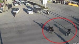 2 MOTOSİKLET SÜRÜCÜSÜNÜN ÇARPIŞMAYLA SAVRULDUKLARI ANLAR KAMERADA VATANDAŞ SİNAN GÜLER: "IŞIKLARDAN VEYA SÜRÜCÜLERİN DİKKATSİZLİKLERİNDEN BU KAVŞAKTA ÇOK SIK KAZALAR OLUYOR"