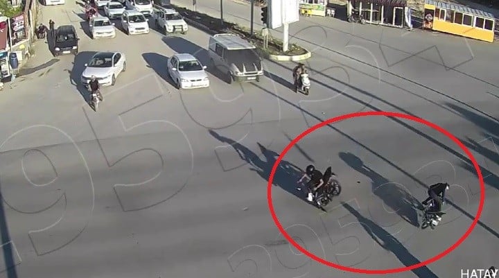 2 motosiklet sürücüsü çarpışmayla savruldular