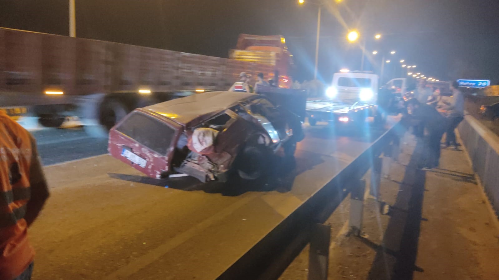 KAZADA HURDAYA DÖNEN TOFAŞ'IN SÜRÜCÜSÜ YARALANDI