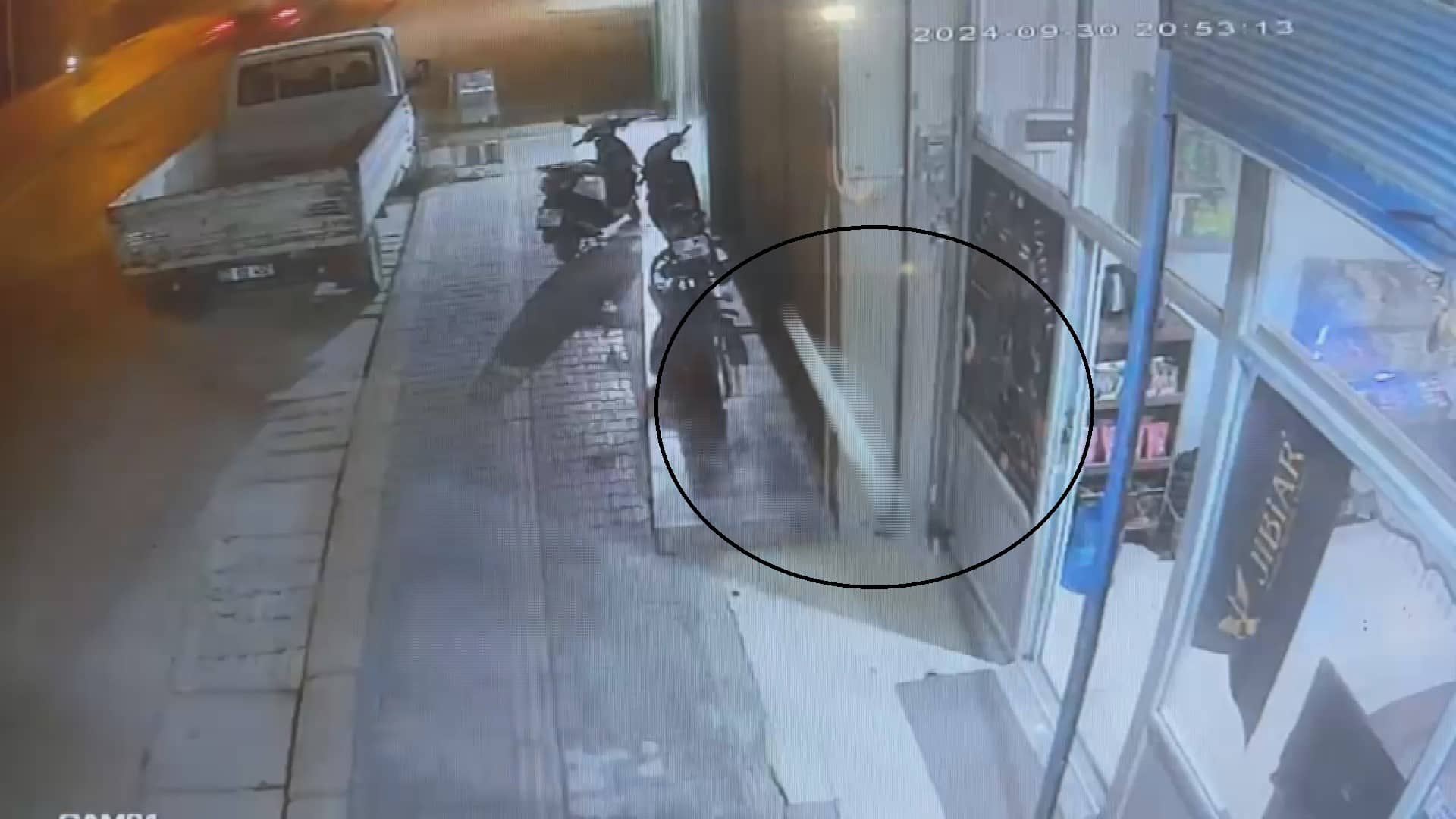 KAMYONUN GEÇİŞİ ESNASINDA YERİNDEN FIRLAYAN RÖGAR KAPAĞI METRELERCE HAVAYA UÇTU: O ANLAR KAMERADA