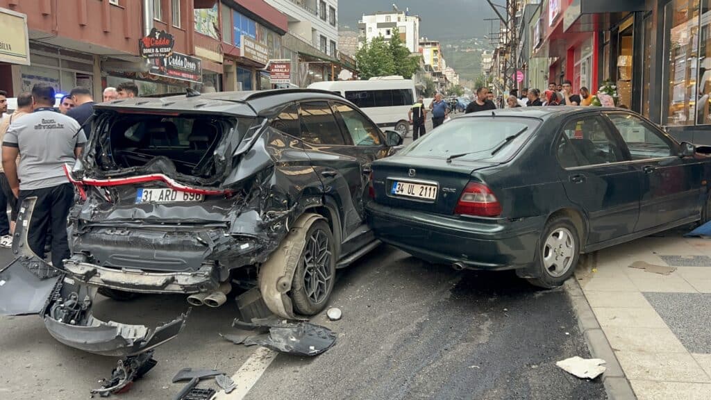 Freni arızalanan kepçe, 4 araca çarptı