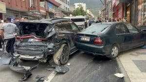 FRENİ ARIZALANAN KEPÇE, 4 ARACA ÇARPTI