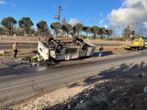 TARIM İŞÇİLERİNİ TAŞIYAN SERVİS MİDİBÜSÜ TERS DÖNDÜ: 25 YARALI