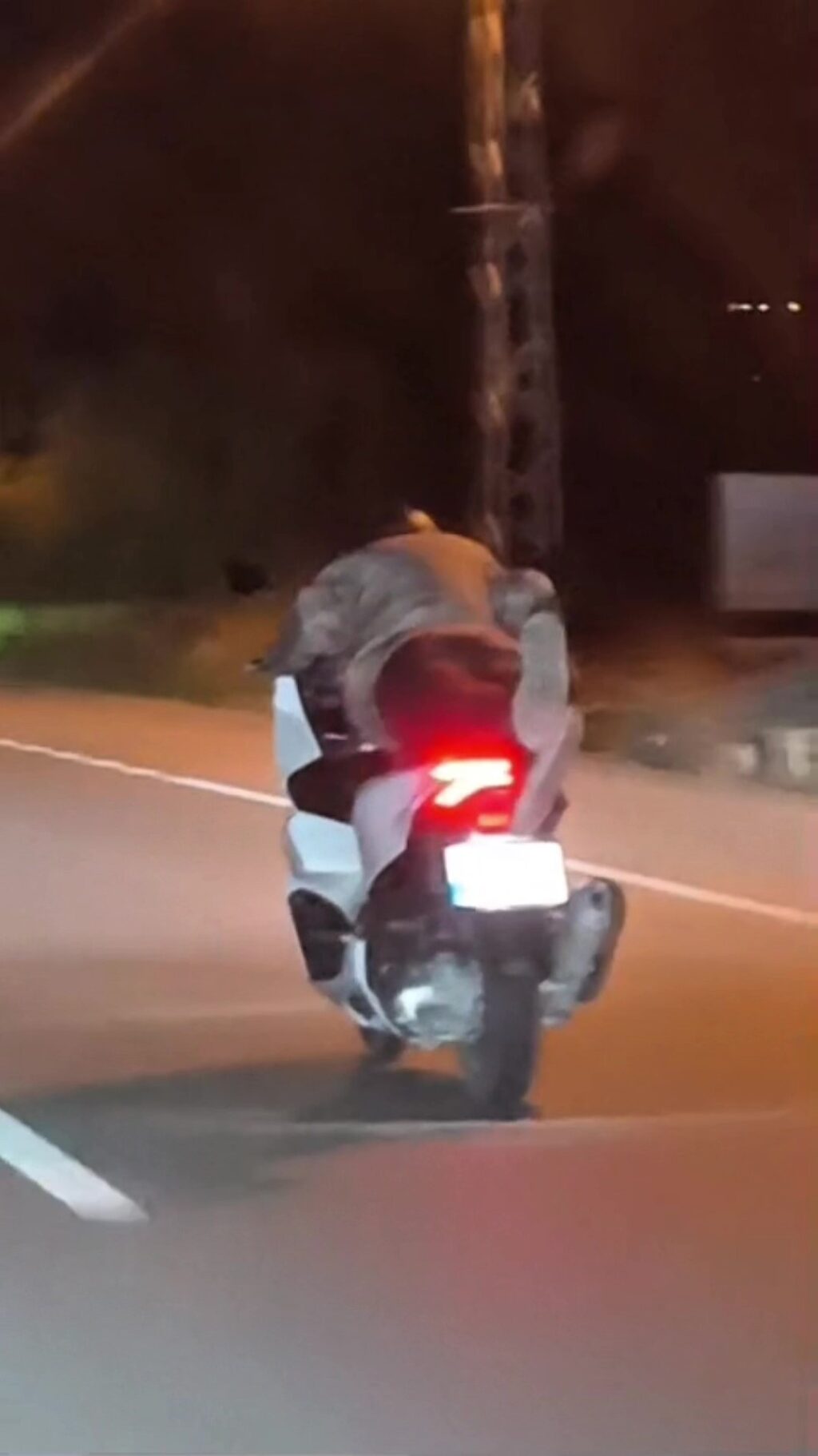 Motosiklet sürücüsü yaptığıyla hayrete düşürdü