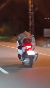 Motosiklet sürücüsü yaptığıyla hayrete düşürdü